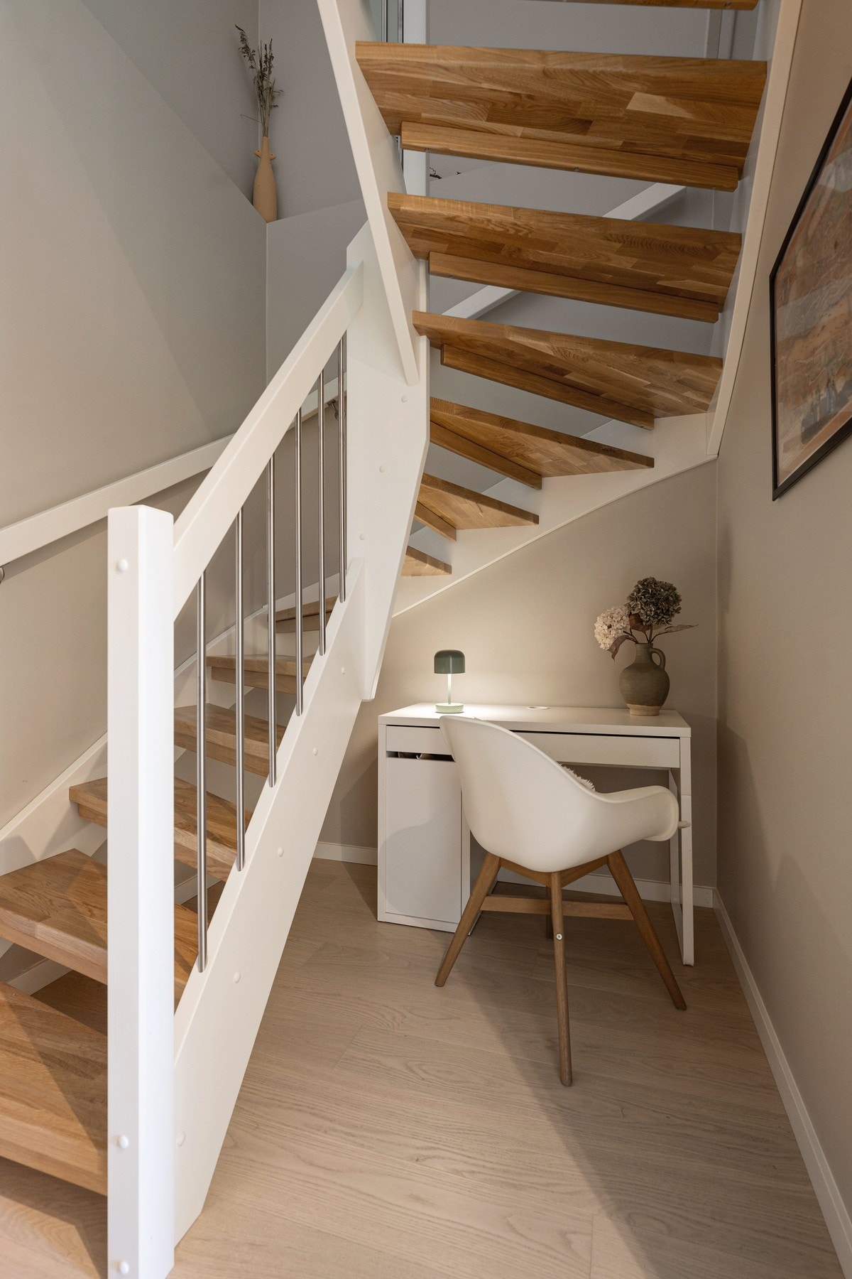 En hyggelig liten kontorplass er fint integrert under trappen - perfekt for hjemmekontor eller lekser. Galleribilde