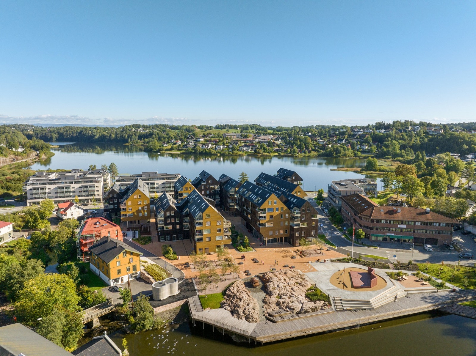 Heggedal torg ble bygget i 2021 og har torg, byrom og grønne lunger. Her er det blant annet dagligvarebutikk, bibliotek, innbyggertorg m.m. Galleribilde