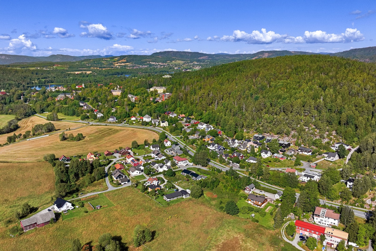 Området grenser til Kjekstadmarka med flotte tur, ski og rekreasjonsmuligheter, sommer som vinter. Galleribilde