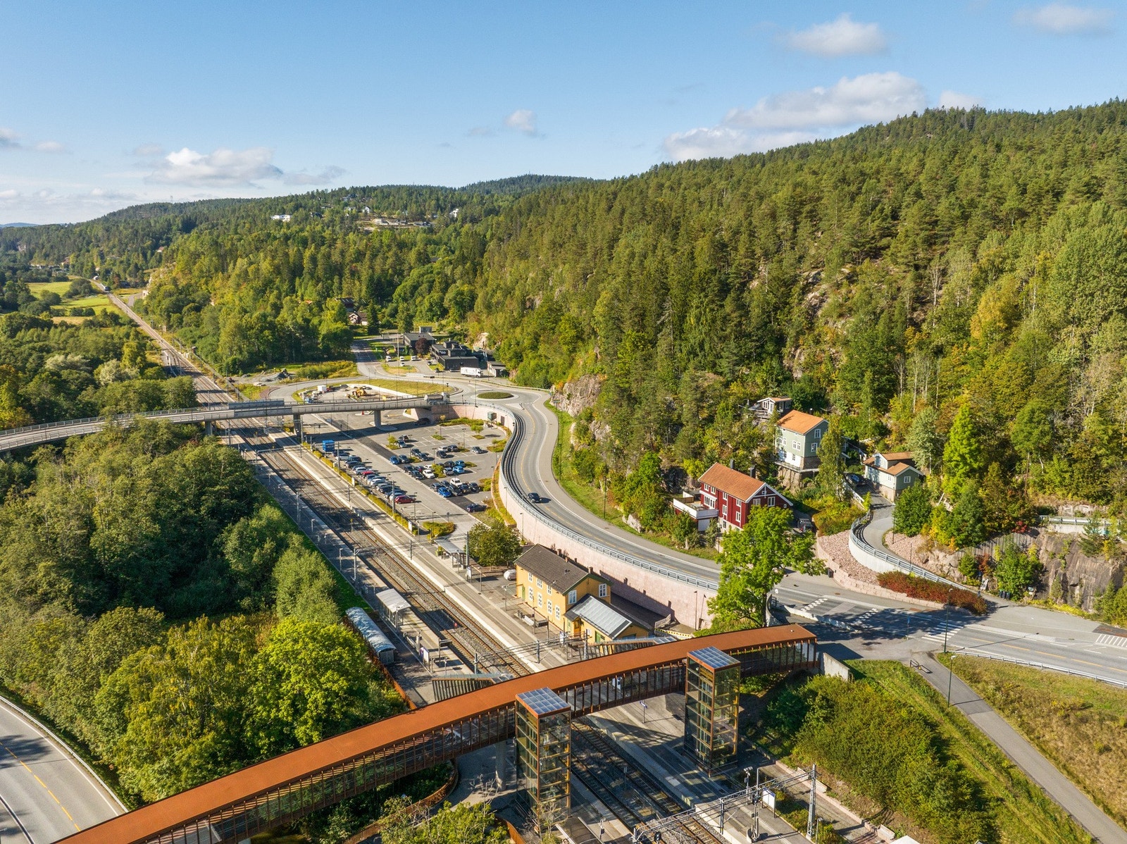 Fra Heggedal togstasjon går det tog mot Asker og videre inn mot byen samt mot Spikkestad. Galleribilde