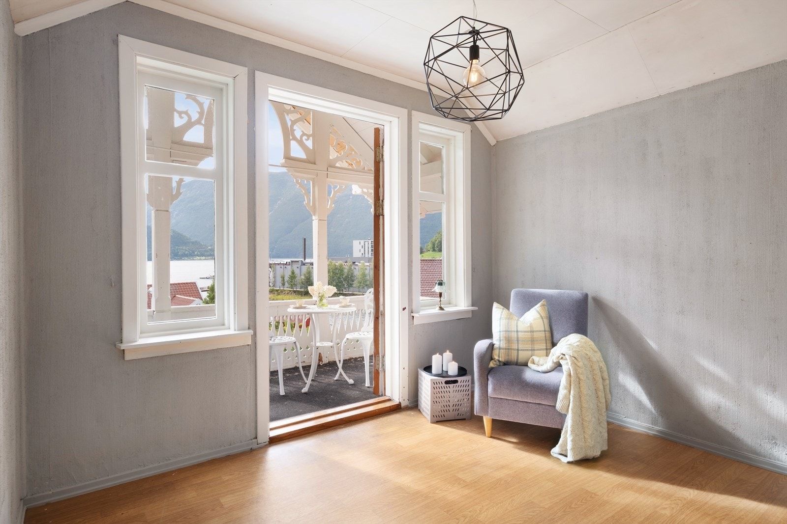 Loftet byr på ei lun og koseleg loftstove. Galleribilde