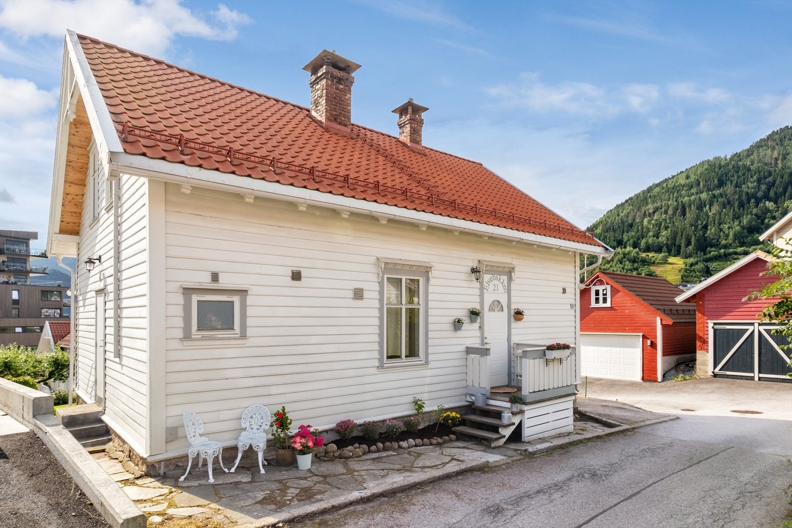 Bustaden har enkel tilkomst frå bakkeplan via ei mindre trapp. Galleribilde