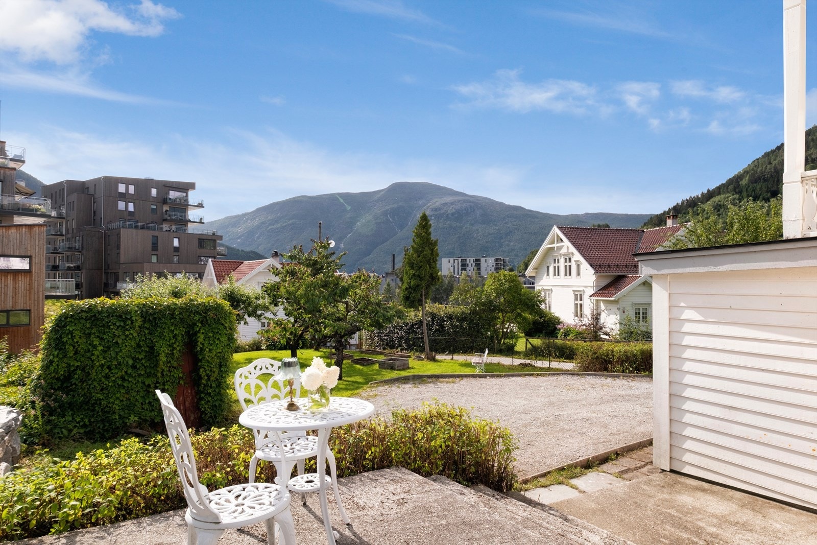 Triveleg uteplass med gode solforhald. Galleribilde