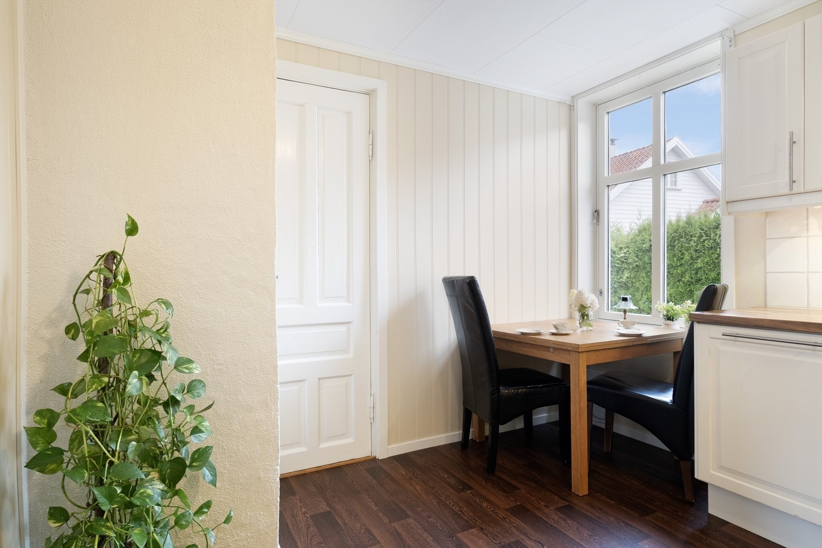 Ved vindauget er det også plass til eit mindre spisebord. Galleribilde
