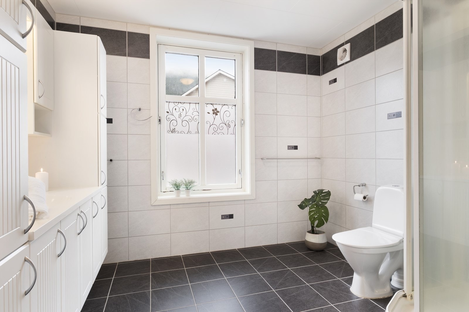 Badet vart oppgradert i 2009. Badet har flislagt golv, heilflisa veggar og kvite himlingsplater. Galleribilde