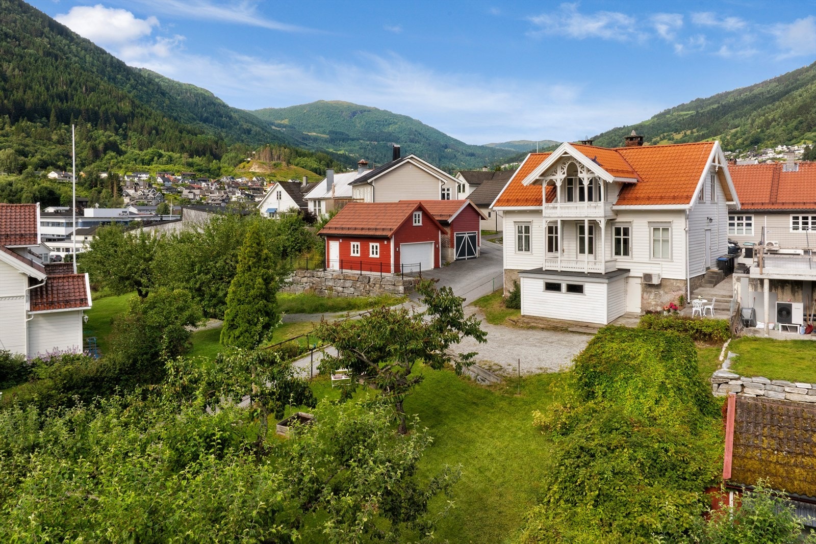Velkommen til Elvebakken 21! Ein sjarmerande einebustad med klassisk trehusarkitektur og svært sentral plassering i Fjøra med gåavstand til det meste. Galleribilde