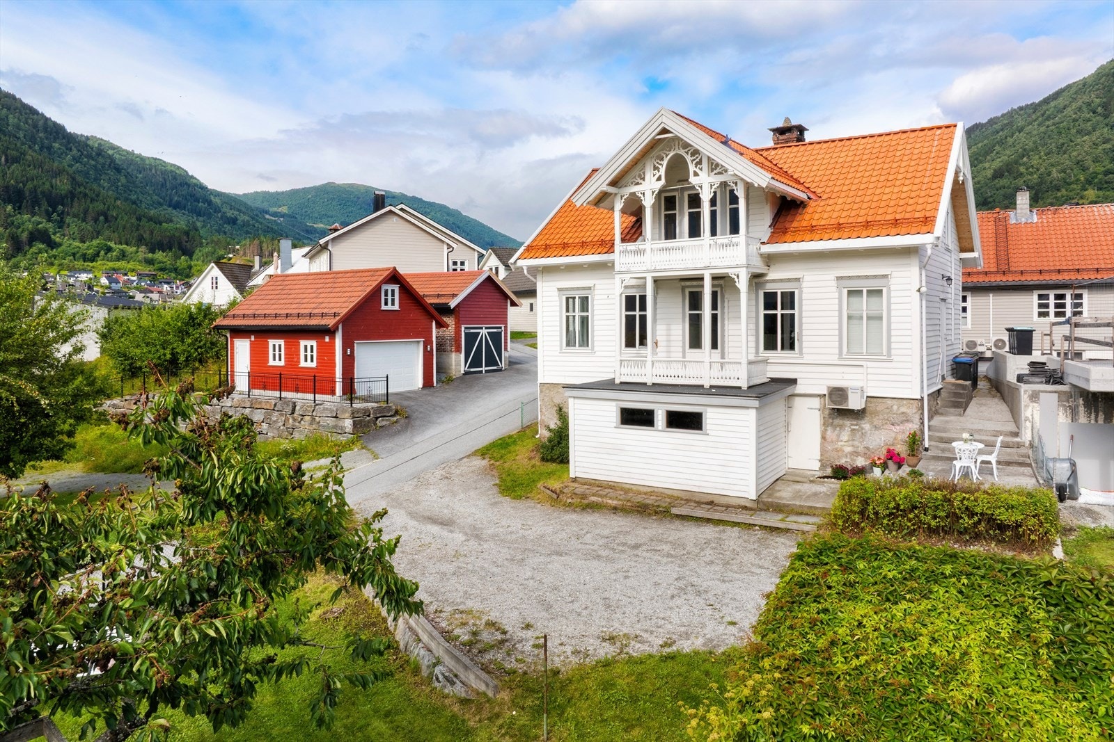 Gode parkeringsmoglegheiter på gruslagt areal. Galleribilde