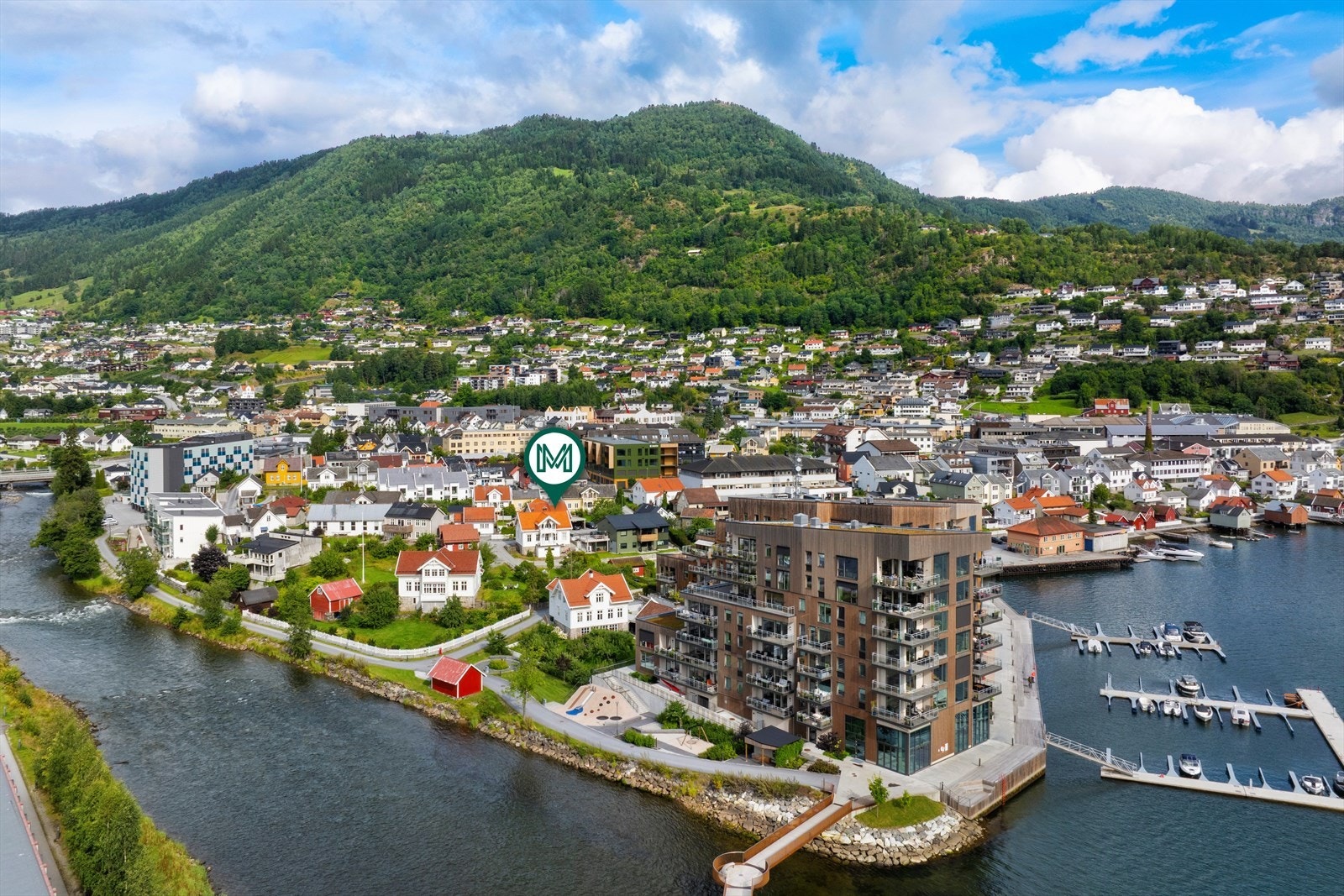 I Sogndal sentrum har du det meste av butikkar og servicetilbod. Bl.a. Sogningen storsenter. I smågatene nedanfor storsenteret finn du og kafé, restaurant, pub og kulturhus med kino, og populære fjordstien der du kan gå frå Loftesnesbrui til Bondeviki. Galleribilde
