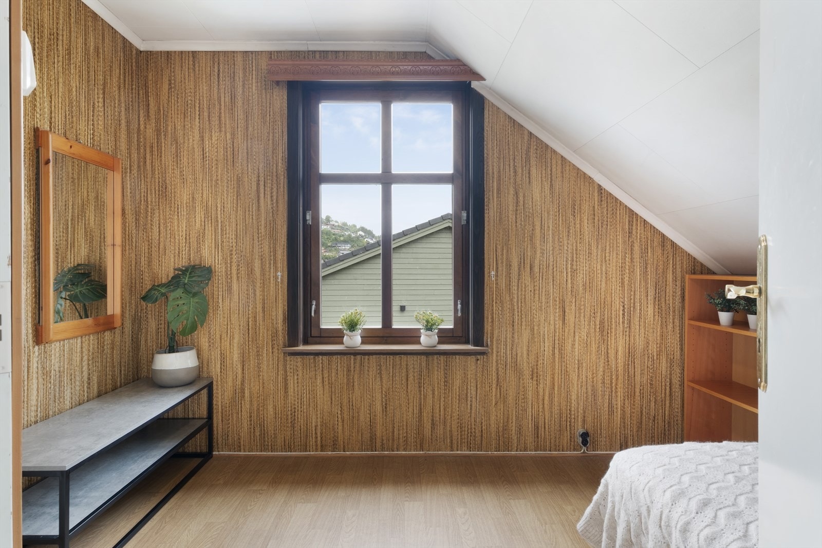 Alle med skrå himling og praktiske knekott som gjev ekstra oppbevaringsplass. Galleribilde
