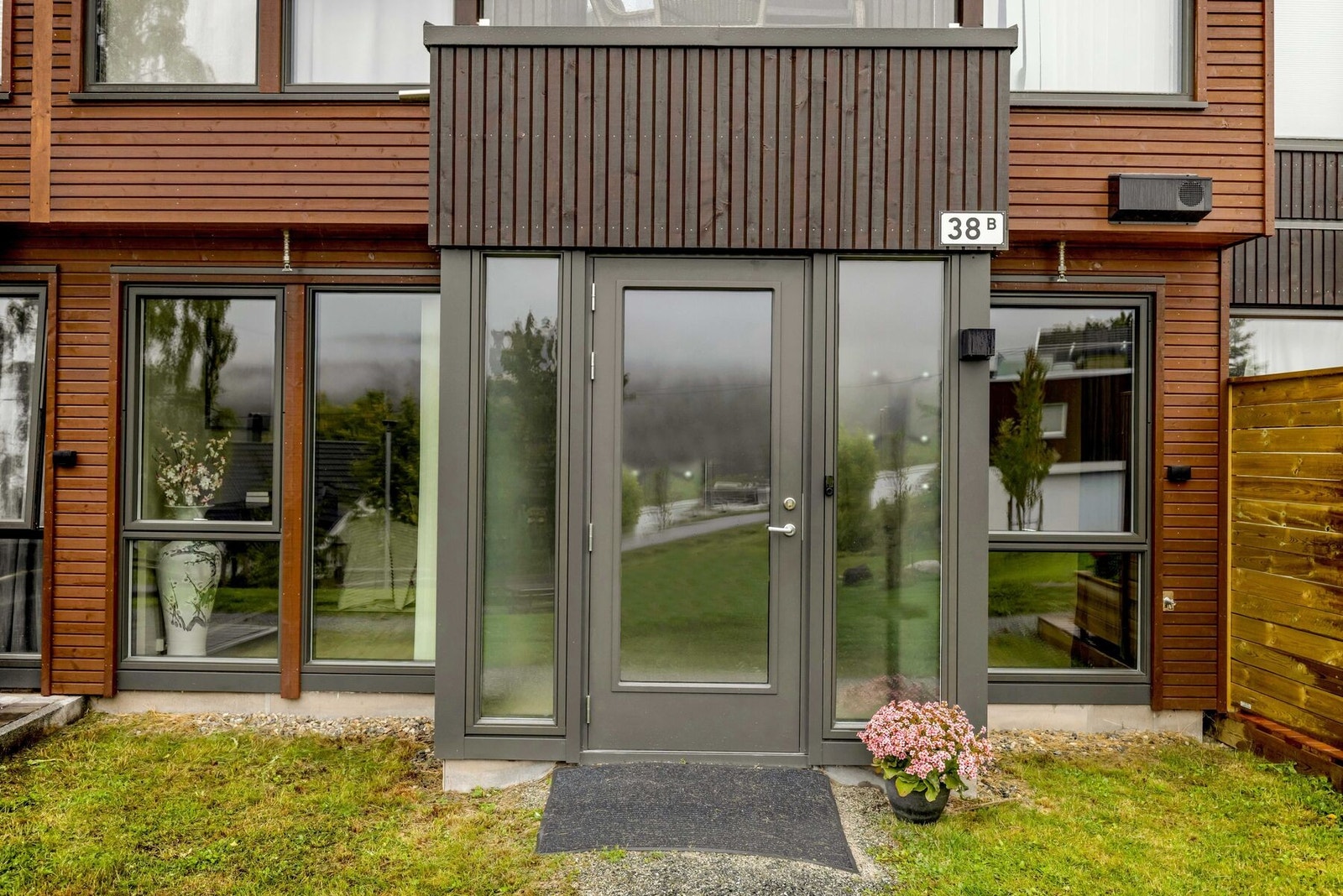 Inngangsparti. Sameiets navn er Heggedal Terrasse Boligsameie. Sameiet er et kombinert sameie som består av 157 boligseksjoner og 1 næringsseksjon for parkering Galleribilde