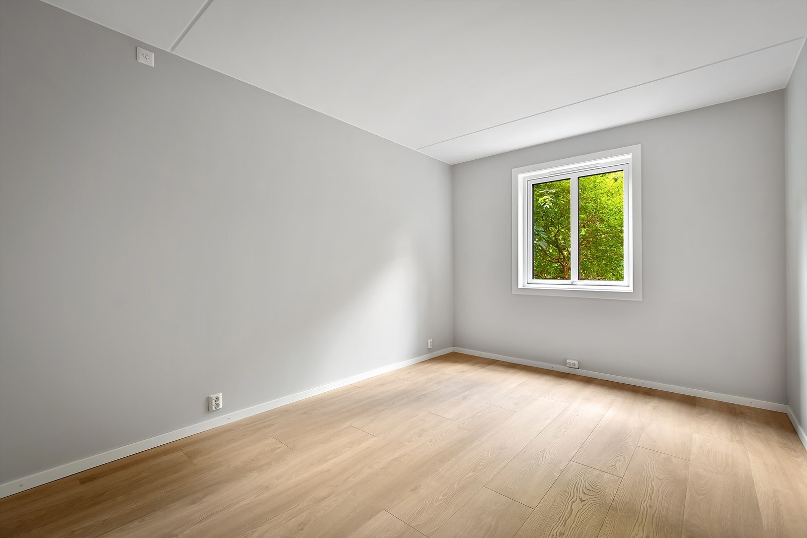 Stort soverom med mange innredningsmuligheter Galleribilde