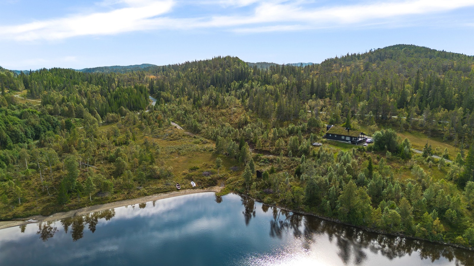 Eiendommen ligger naturskjønt til i rolige omgivelser, omgitt av skog og vakker natur. Galleribilde