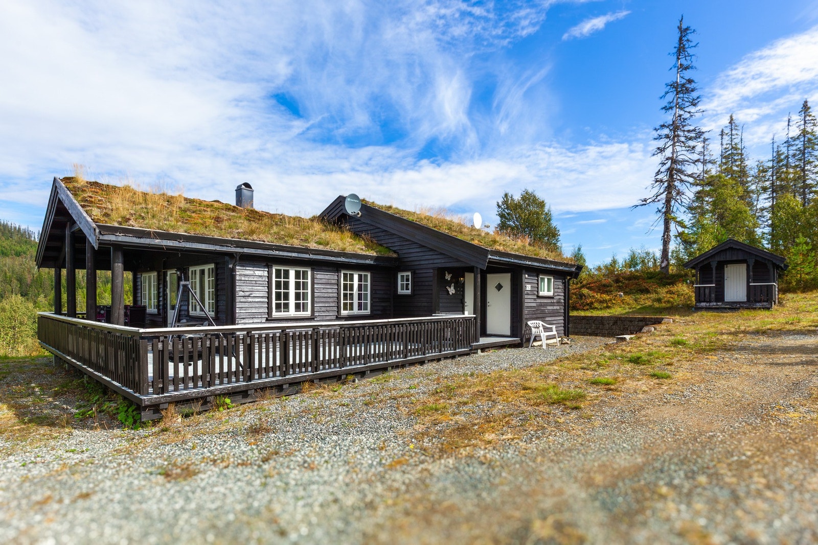 Fritidsboligen fremstår moderne og velholdt, samtidig har tradisjonelt hyttepreg. Galleribilde