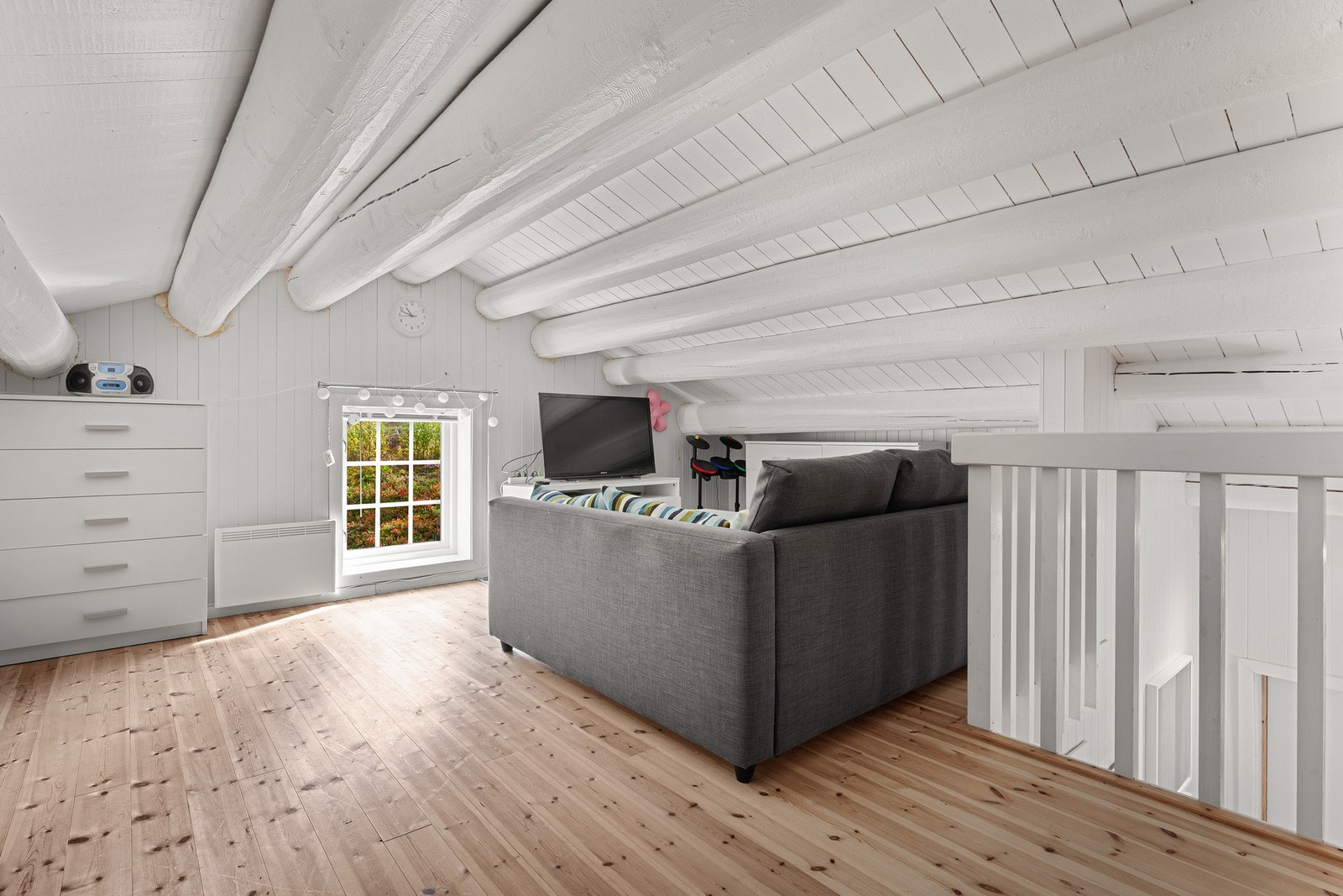 Loftetasje med ekstra oppholdsareal og flott oversikt over stuen. Galleribilde