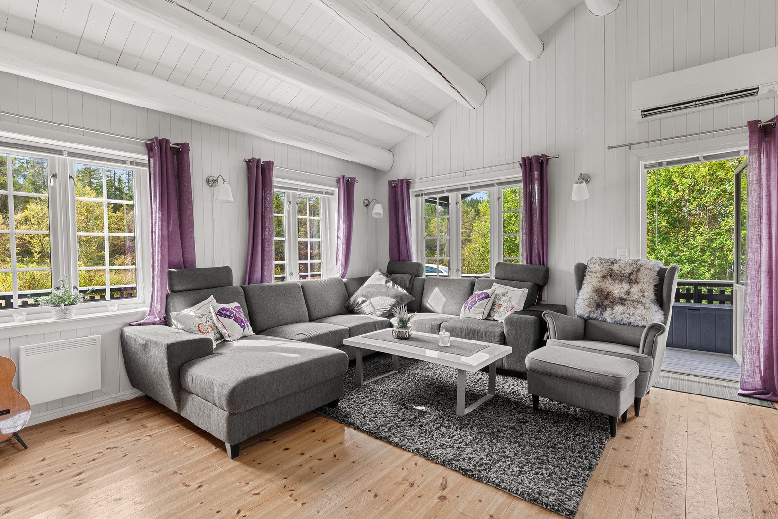 Lys og romslig stue med store vindusflater som slipper inn rikelig med dagslys. Galleribilde