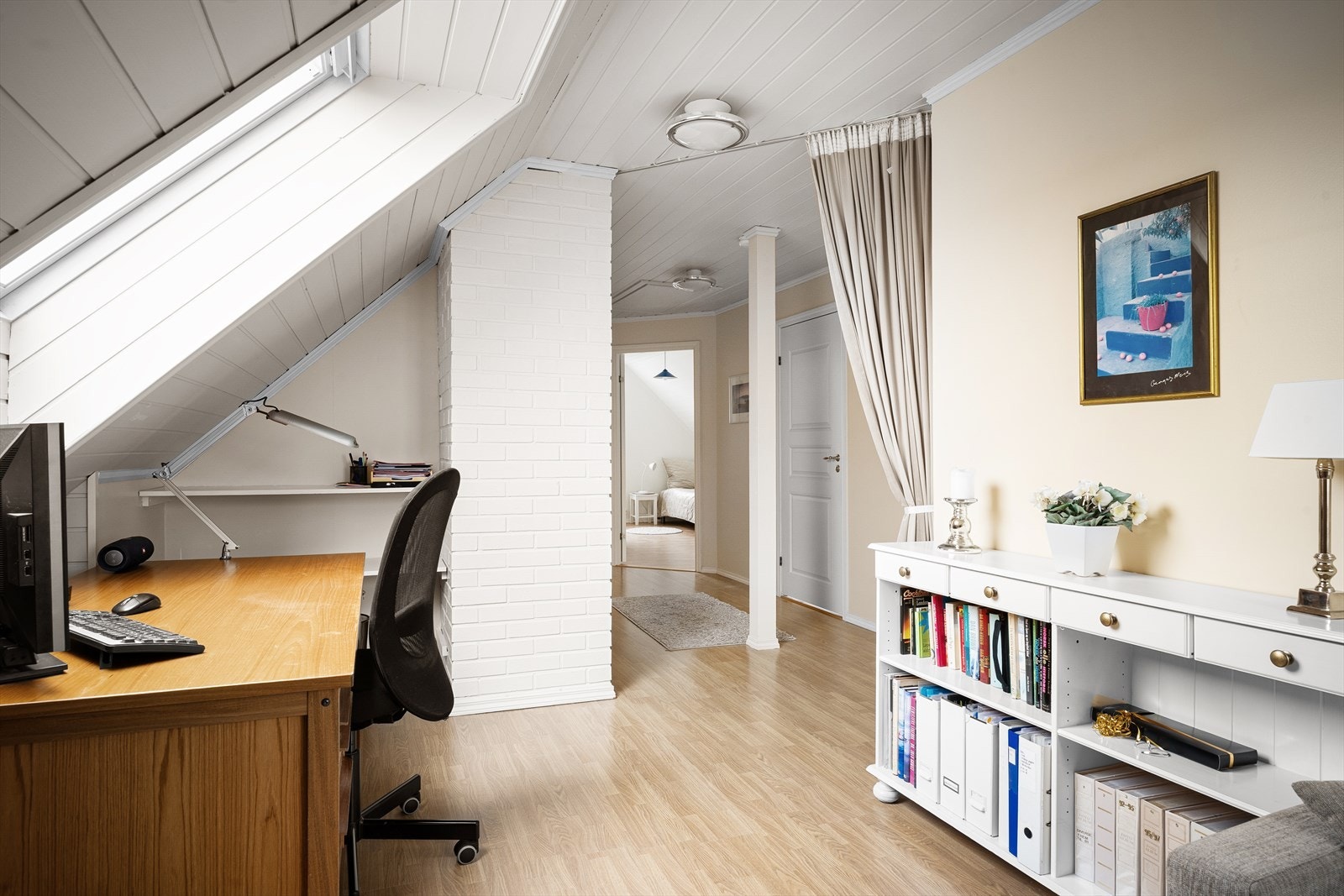 Perfekt når det er opptatt i hovedstuen, eller for hjemmekontor med godt lys. Galleribilde