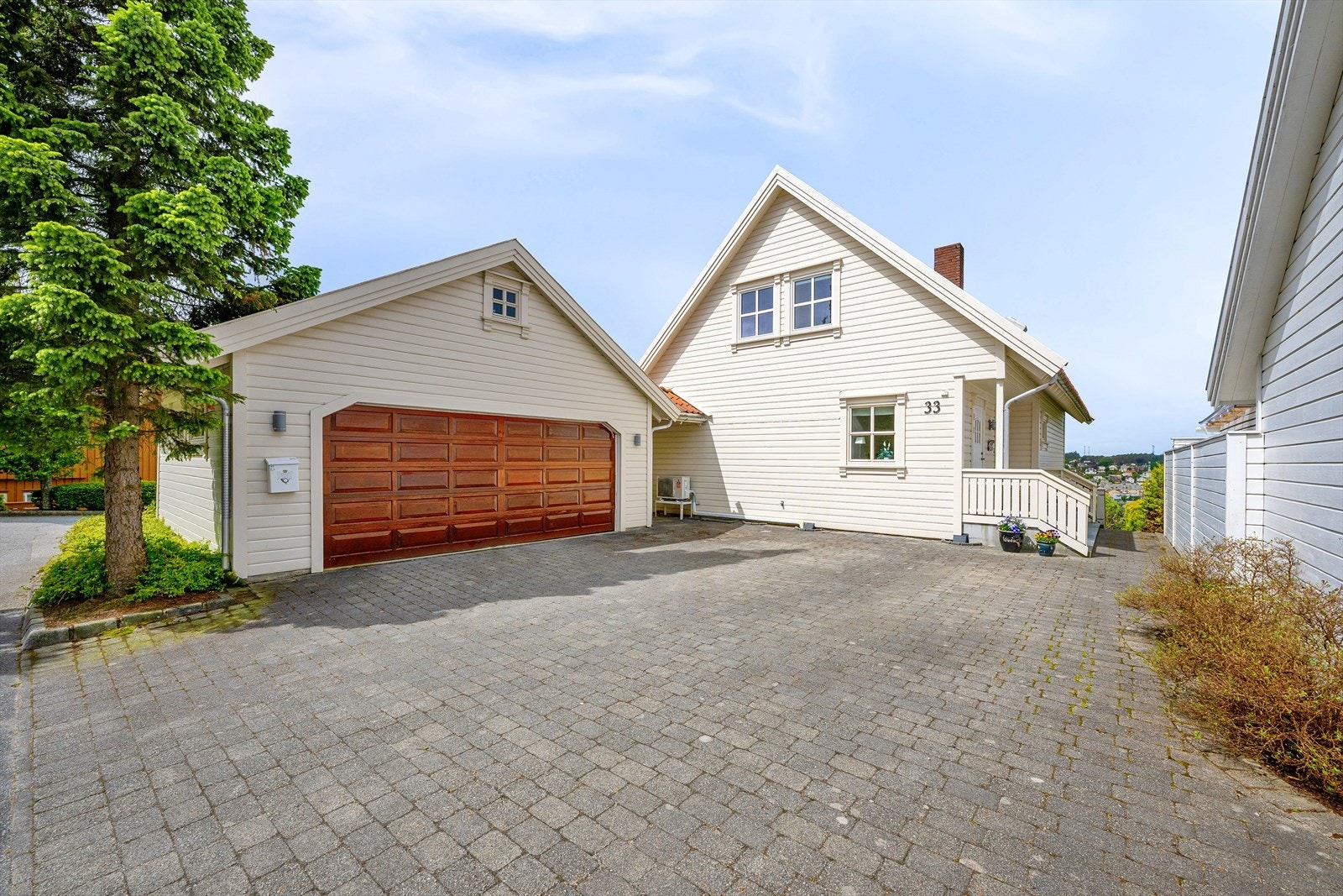 Stort gårdsrom for flere biler foran dobbel garasje med loft og mye god lagring. Lader i garasjen. Endetomt. Galleribilde
