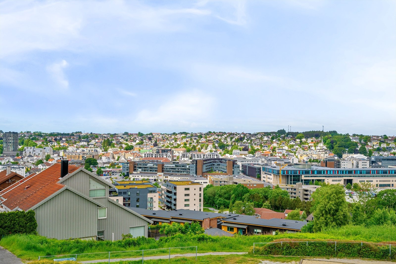 Formidabel utsikt - helt åpent og luftig. Strålende solforhold og boltreplass for alle. Galleribilde