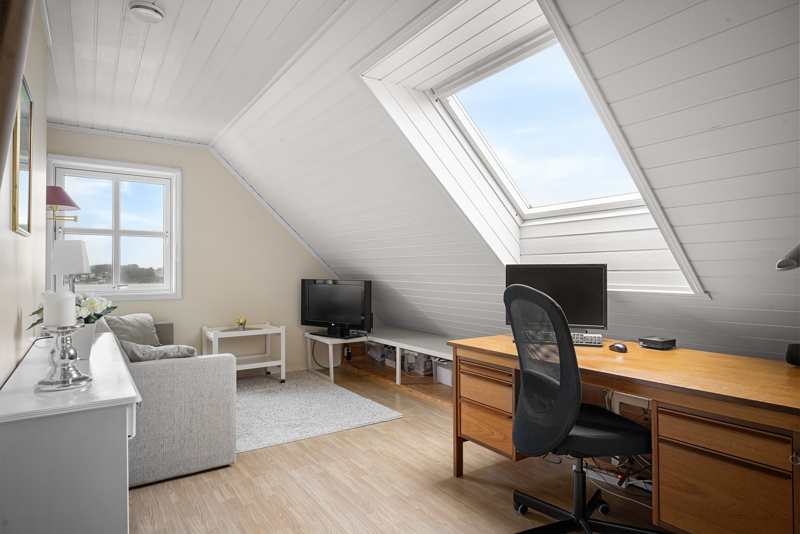 Loftstue med mye godt lys og plass til både kontor og tv-stue evt gaming. Galleribilde