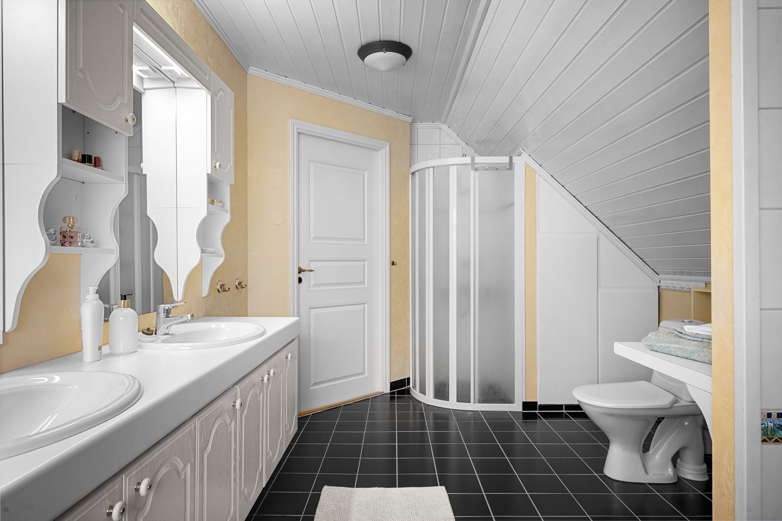 Innholdsrikt hovedbad med både dusjrom og badekar. Perfekt for småbarn som vil plaske eller voksne på farten. Galleribilde