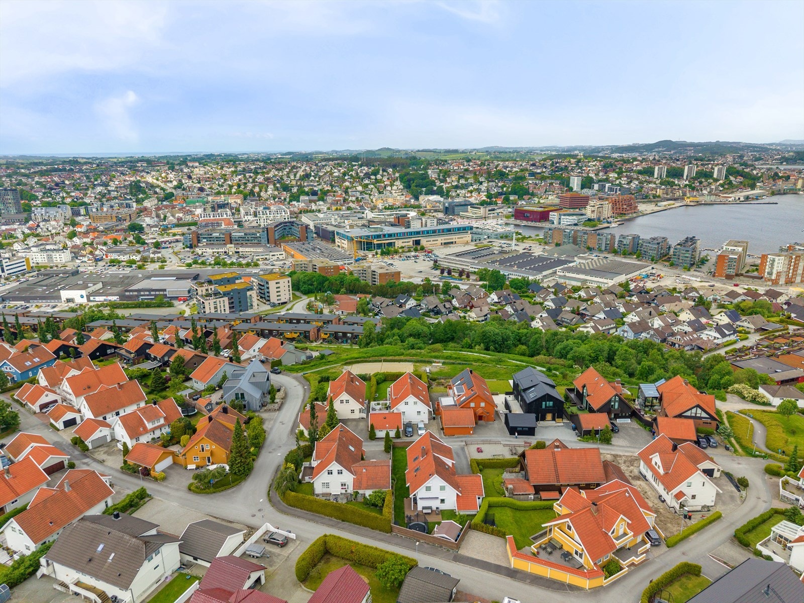 Tilbaketrukket og trygt. Rolig gate med formidabel utsikt. Endetomt og få min til alt. Galleribilde