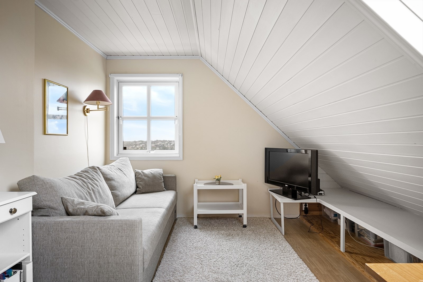 Loftstue med mye godt lys og plass til både kontor og tv-stue evt gaming. Galleribilde