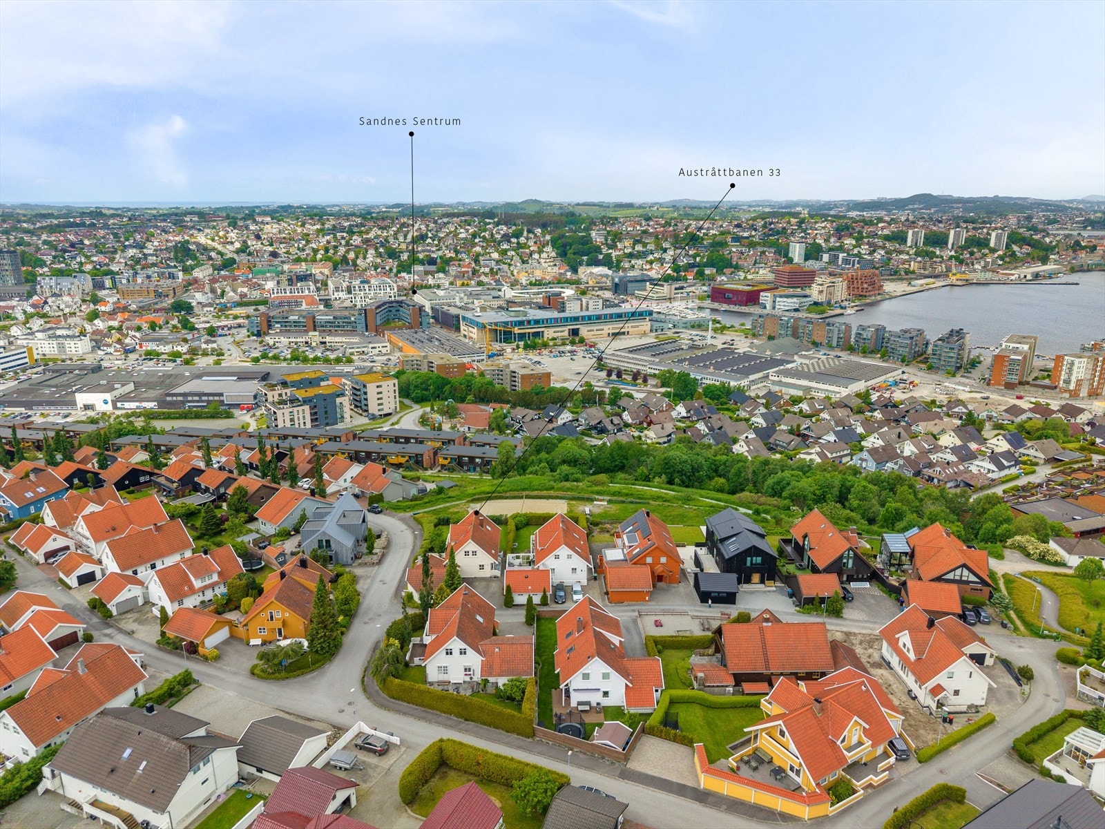 Et område som har alt i få min gange. Her springer ungene selv avgårde på aktiviteter eller til skolen. Skal du ta toget til jobb er det få min å gå til bystasjonen. Galleribilde