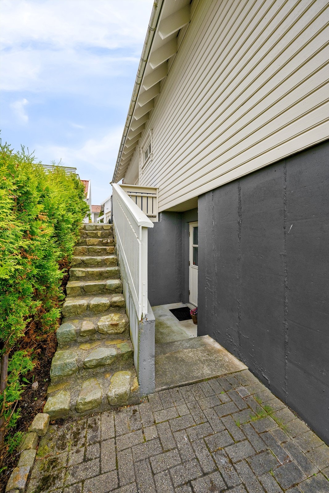 Egen inngang til leiligheten på siden av huset. Galleribilde