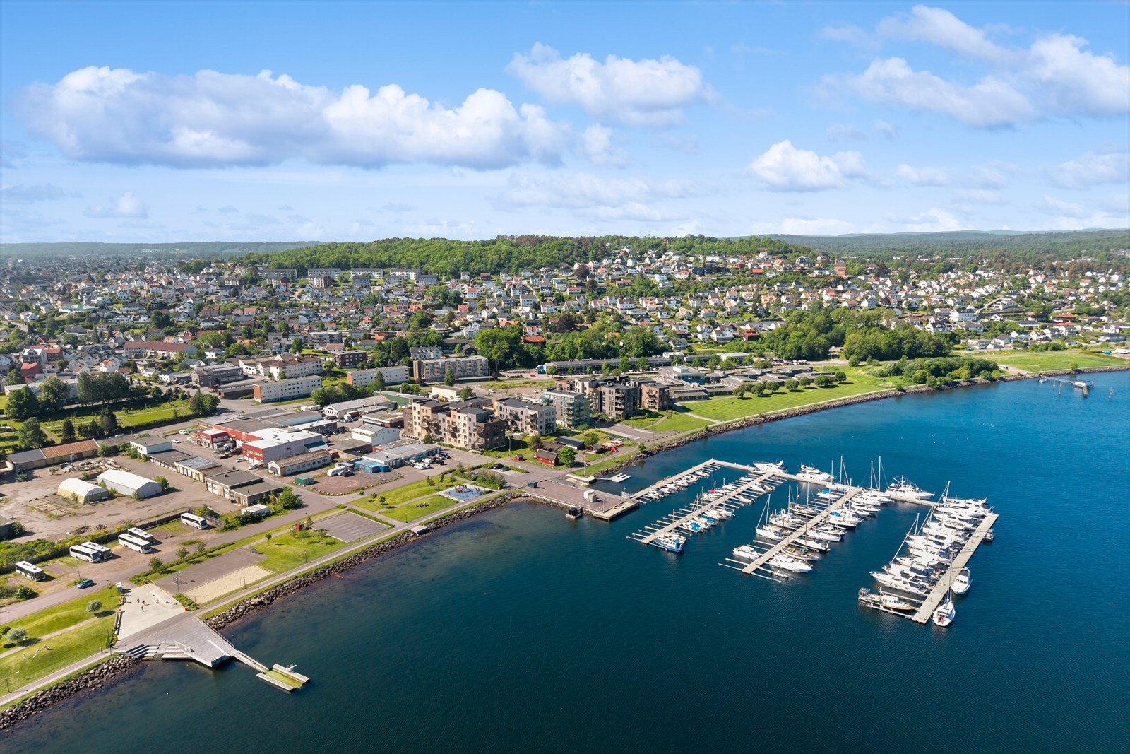 Ved Bankløkka på Indre havn har Horten havn utviklet en ny og moderne småbåthavn med båtplasser til leie. Galleribilde