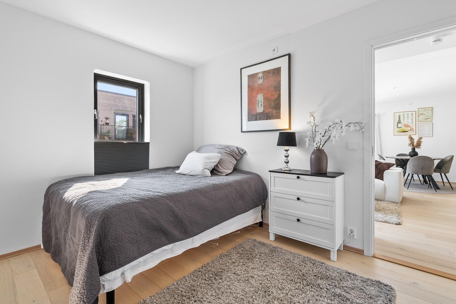 Romslig soverom med god plass til seng og oppbevaring Galleribilde