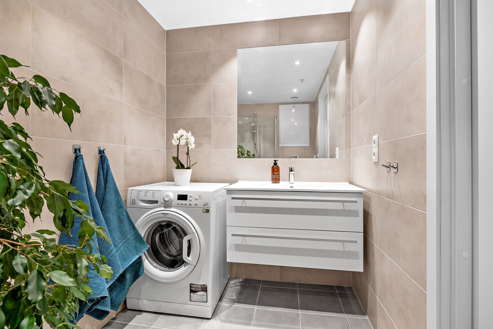 Badet er delikat i duse farger og lys innredning. Galleribilde