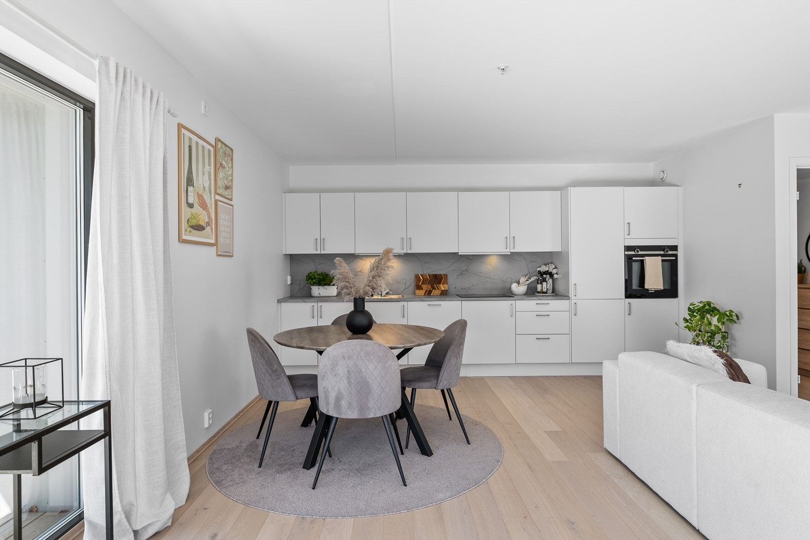 Kjøkkenet har innredning med glatte fronter. Benkeplaten er av laminat. Det er kjøleskap, oppvaskmaskin, komfyr, platetopp og kjøkkenventilator med kullfilter. Galleribilde