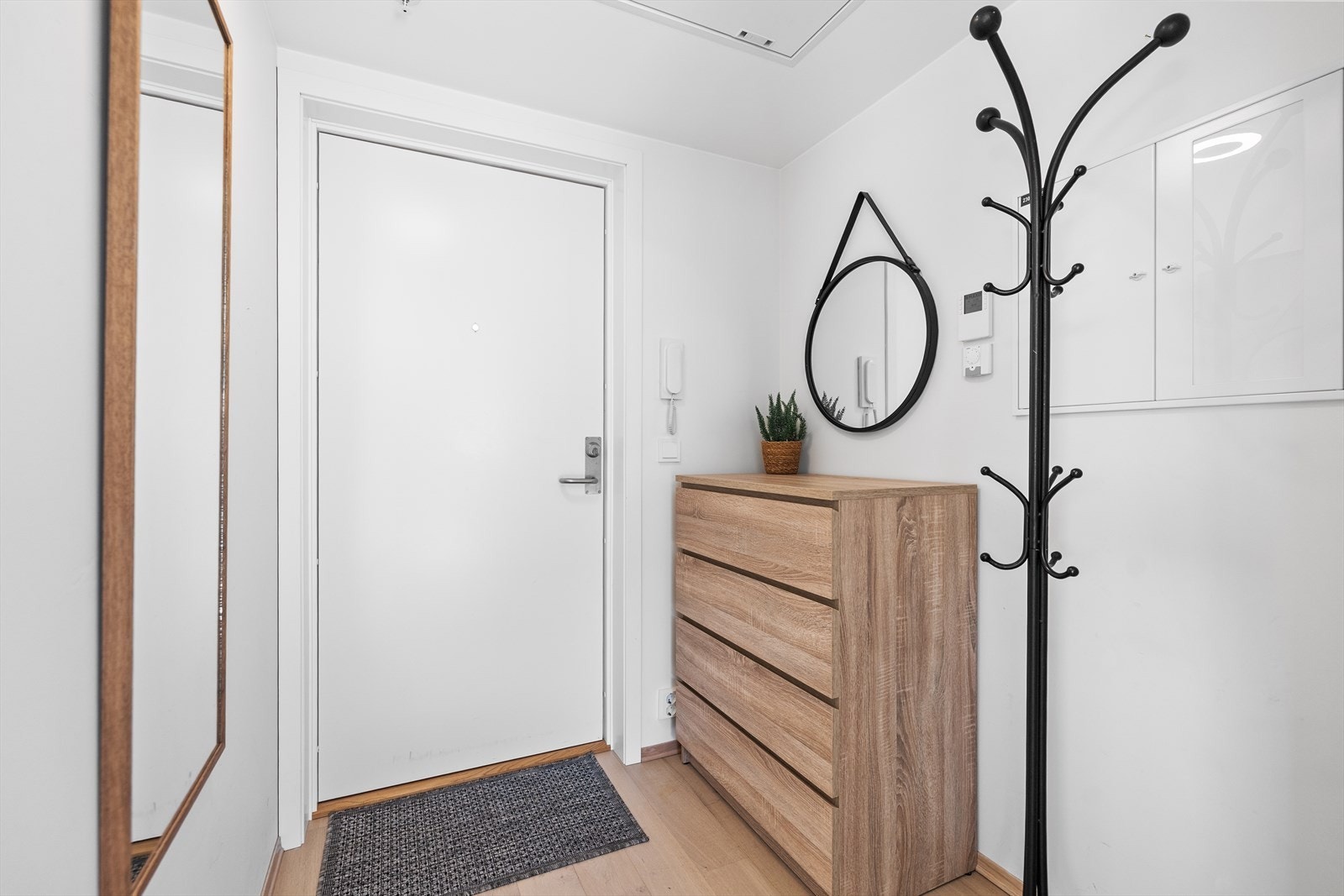 Romslig entre med plass til å henge fra seg yttertøyet. Galleribilde