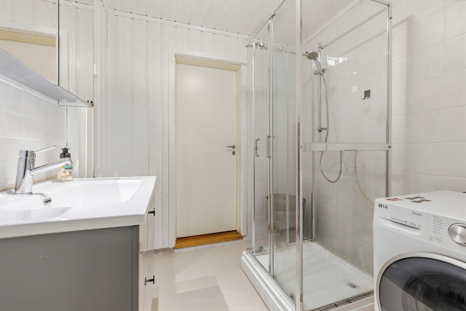 Stort bad med opplegg for vaskemaskin og tørketrommel. Galleribilde