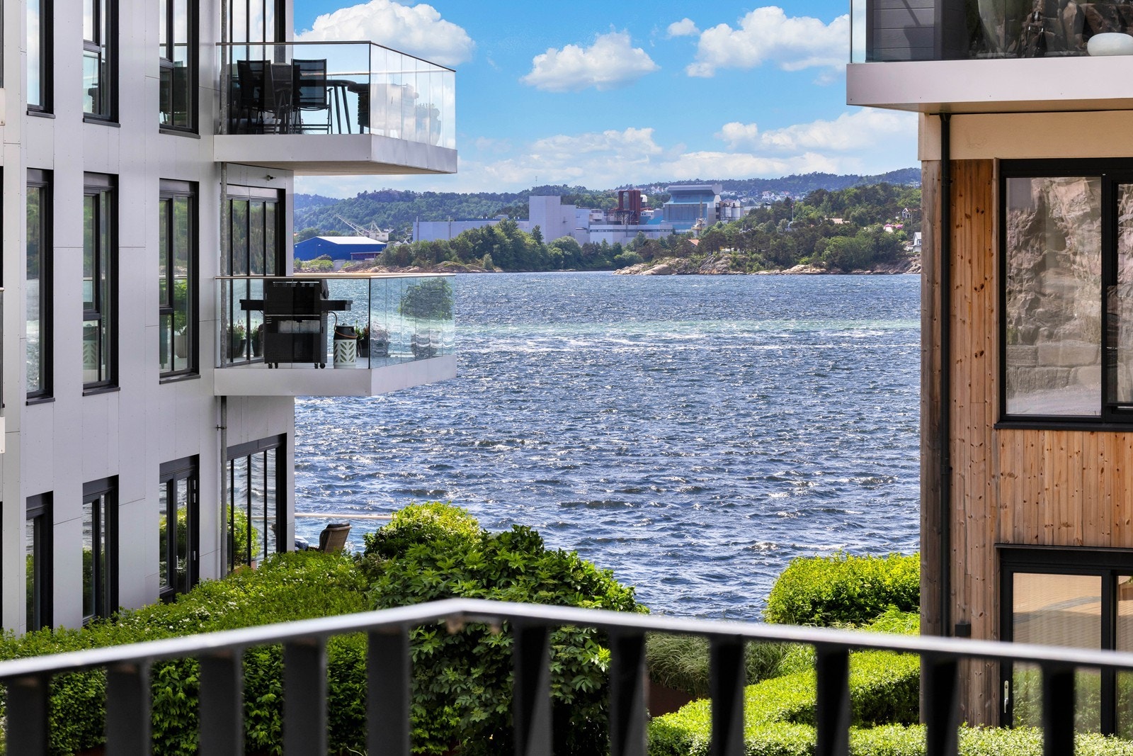 Lekker 3- roms hjørneleilighet fra 2019 med god planløsning, balkong og mulighet for p.plass! Heis og felles takterrasse Galleribilde