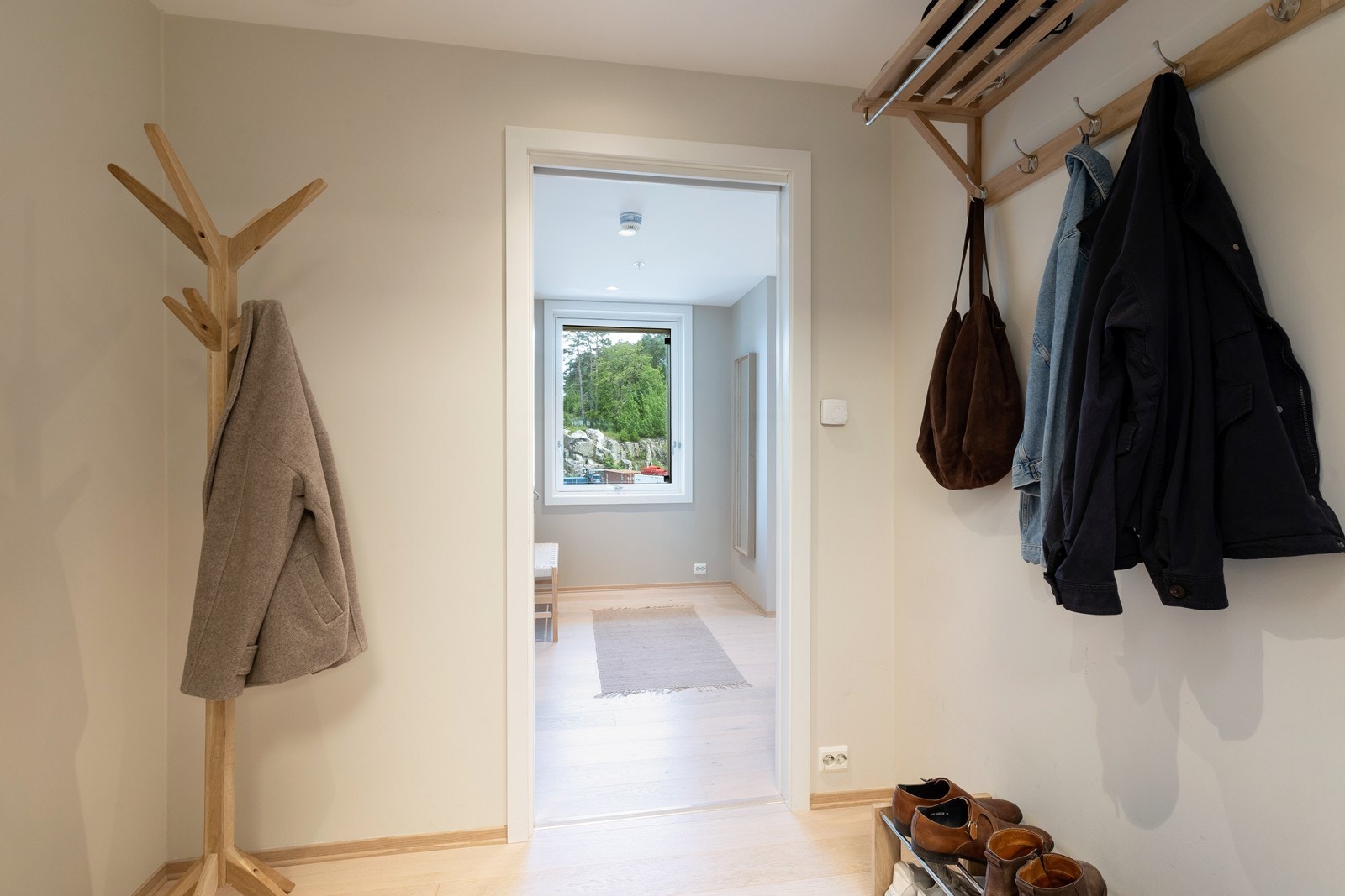 I entreen er det plass til å henge fra seg yttertøy og sko. Galleribilde