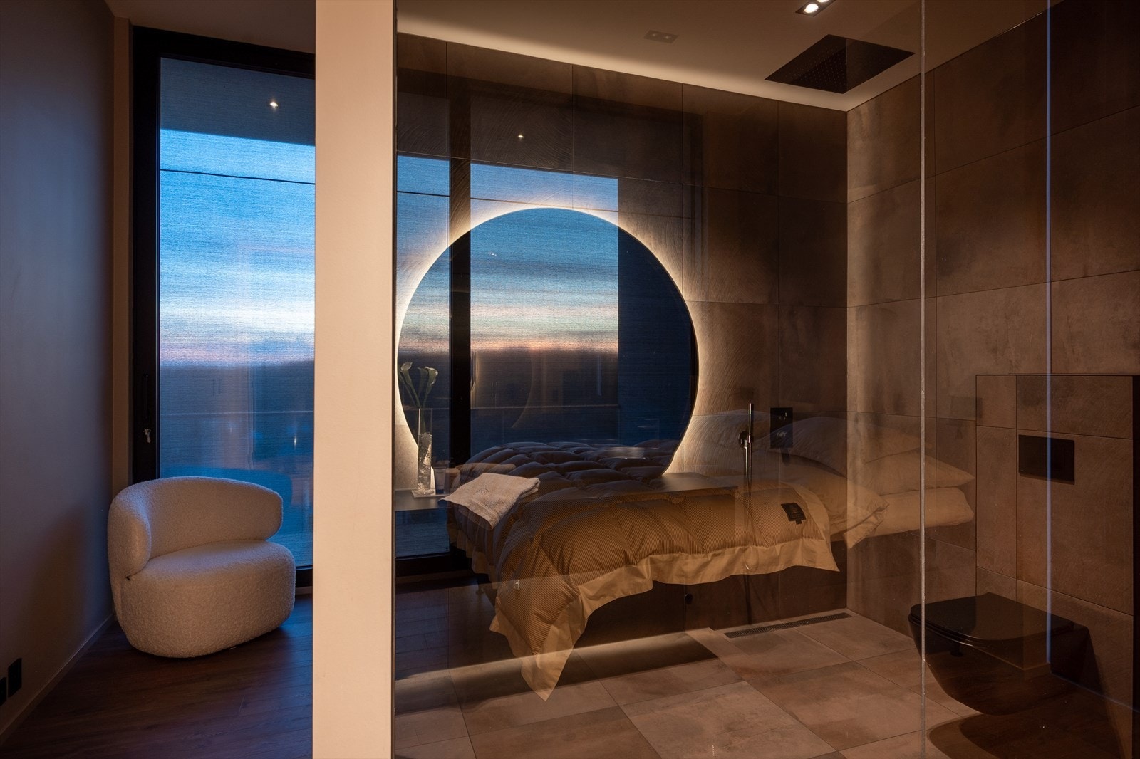 Integrerte screens med 80 % lysdemping gir optimal komfort uten behov for gardiner. Galleribilde