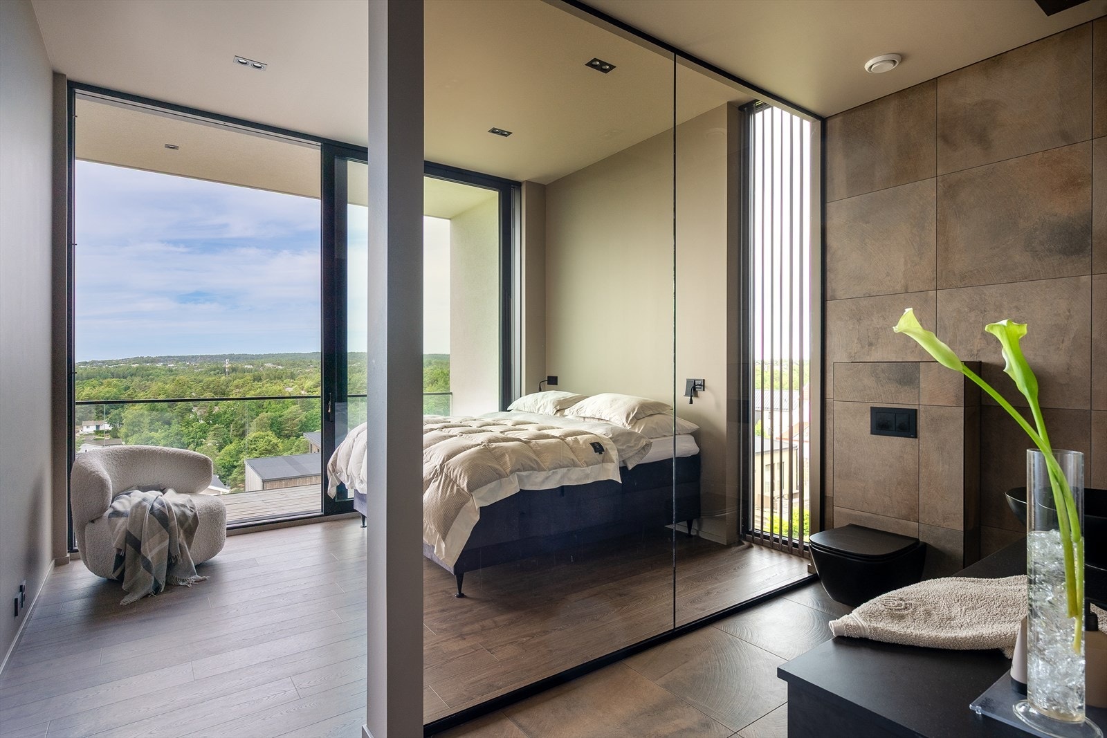 Hovedsoverom med terrasseutgang, walk-in garderobe og eget bad - en privat hotellfølelse hjemme. Galleribilde
