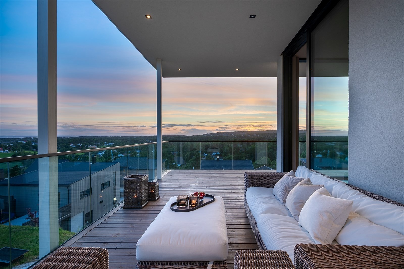 46 kvm overbygd terrasse med panoramautsikt som strekker seg helt over til Vestfold. Galleribilde