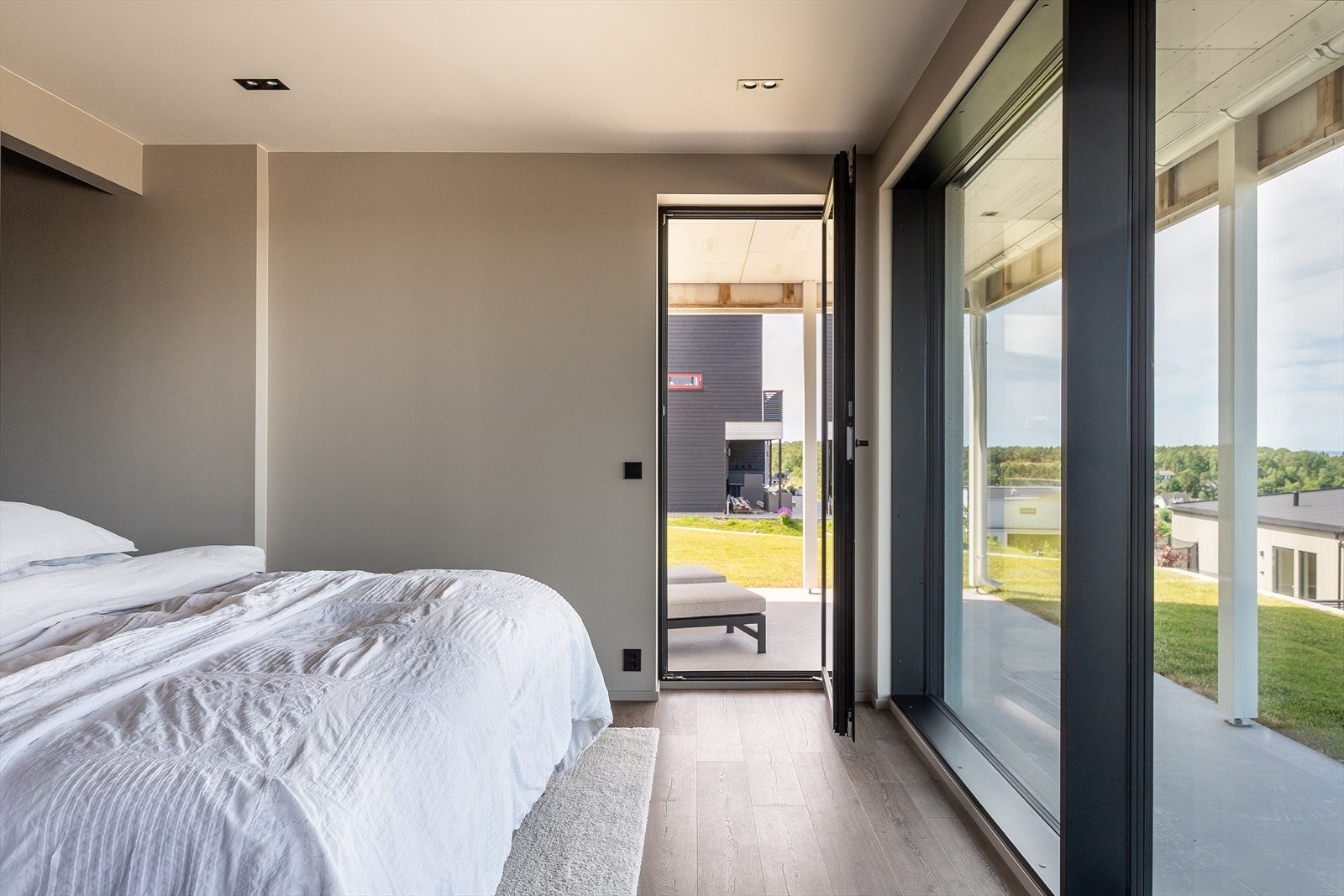 Underetasjens hovedsoverom med eget walk-in og utgang til en helt egen uteplass. Galleribilde