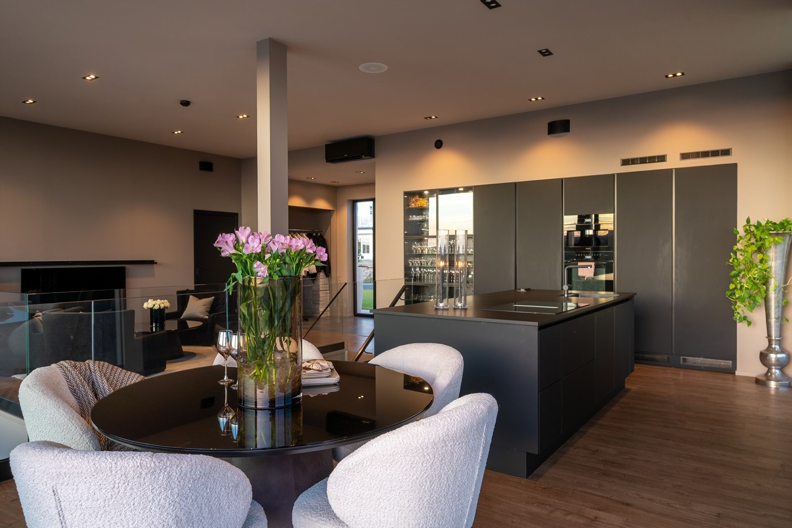 Strøkent HTH-kjøkken med Miele-hvitevarer - stilrent, funksjonelt og bygget for hverdagen. Galleribilde