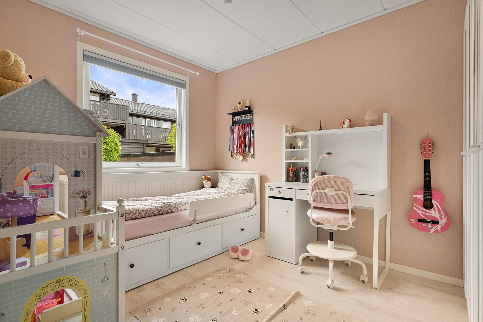 Koselig soverom med god plass til både seng og annet møblement. Galleribilde