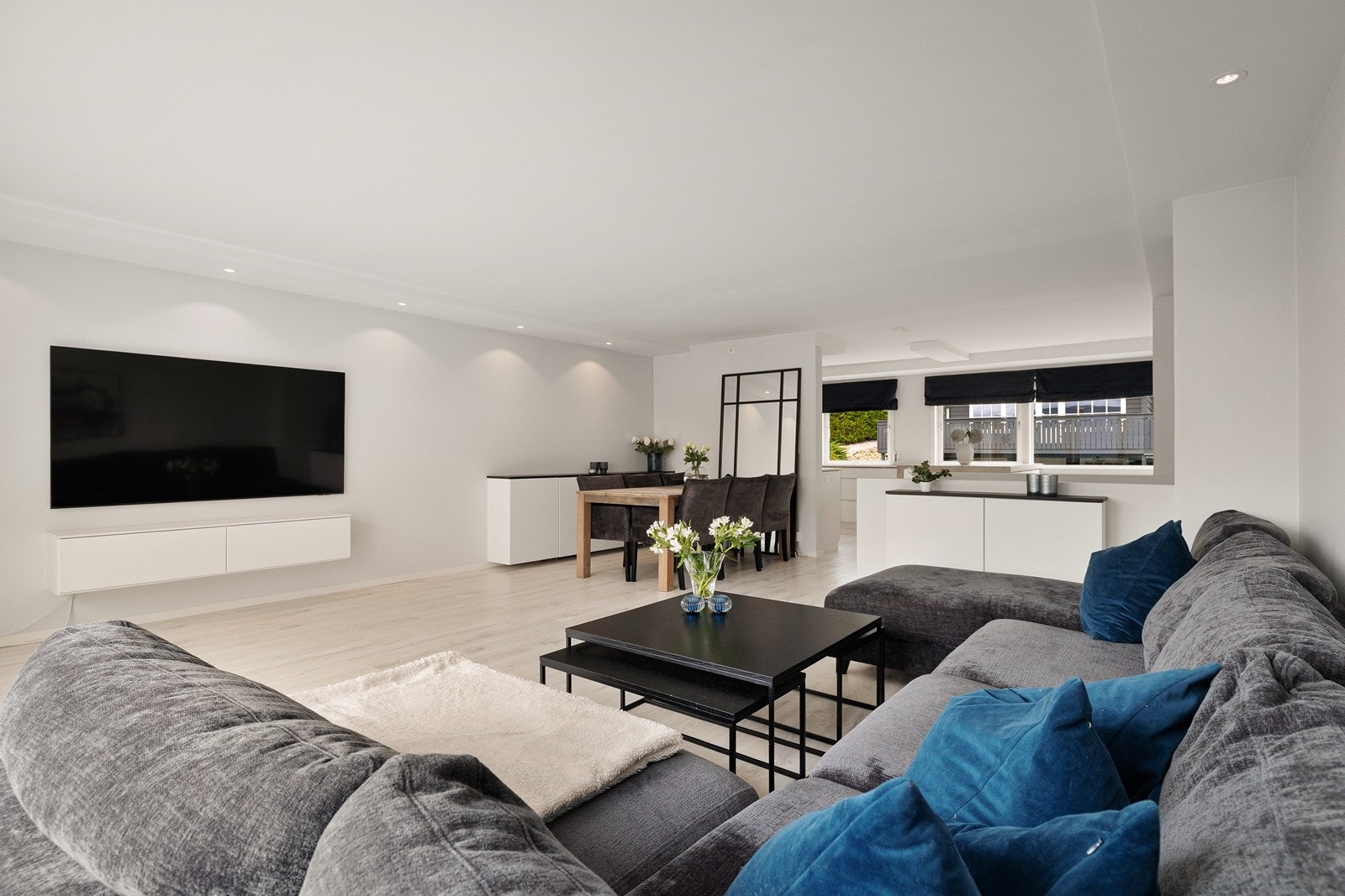 Stuen har god plass til sofagruppe og spisestue. Galleribilde