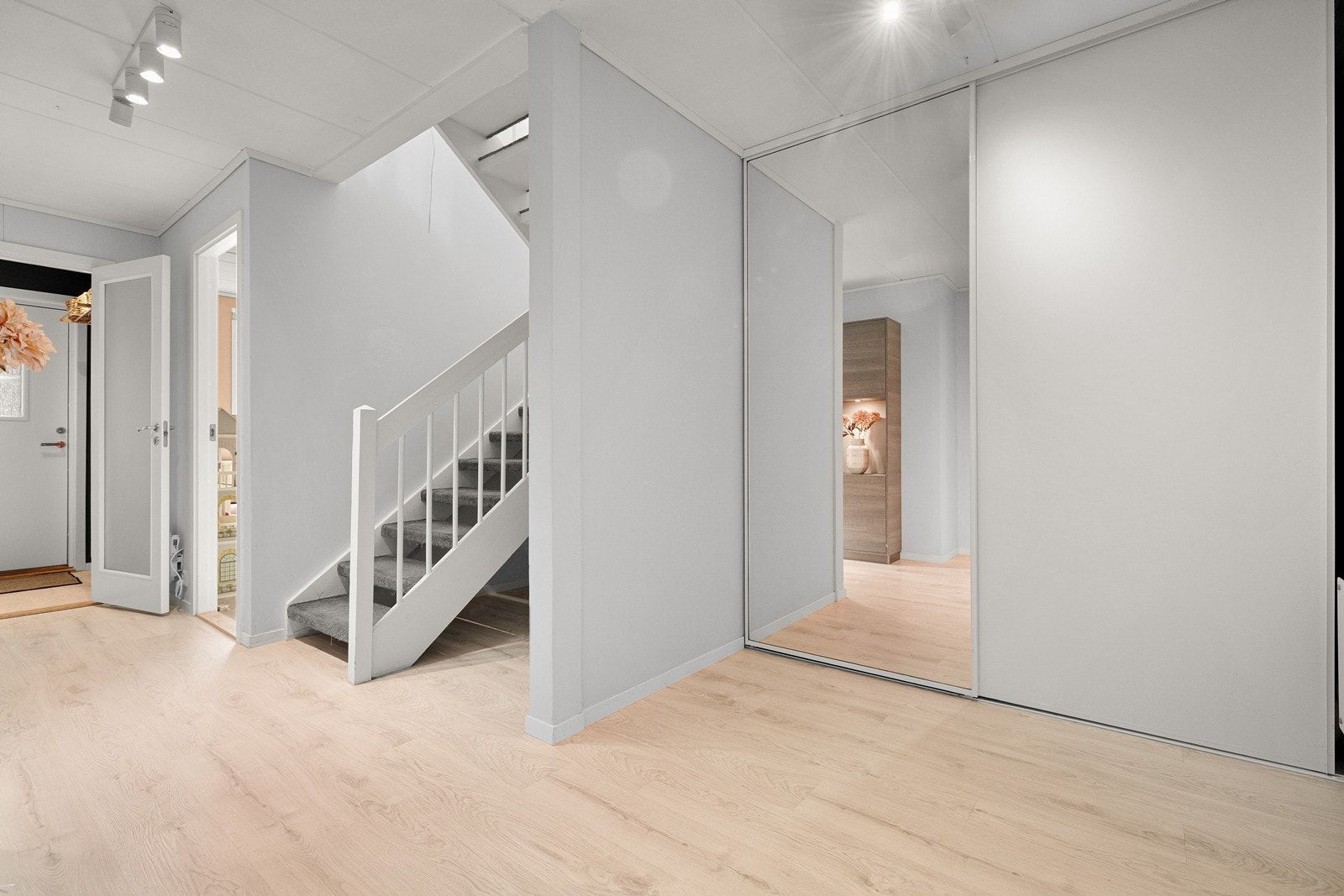Romslig gang/hall i 1. etasje med stor skyvedørsgarderobe. Galleribilde