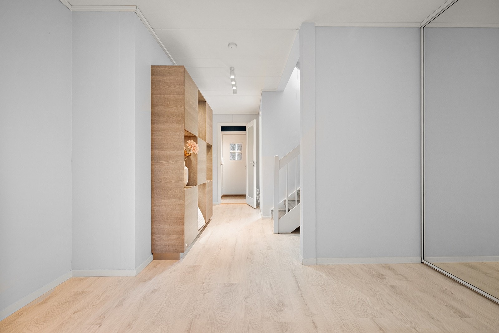 Boligens 1. etasje inneholder entré, gang/hall, garderobe, 3 soverom, bad/wc, vaskerom og bod. Galleribilde