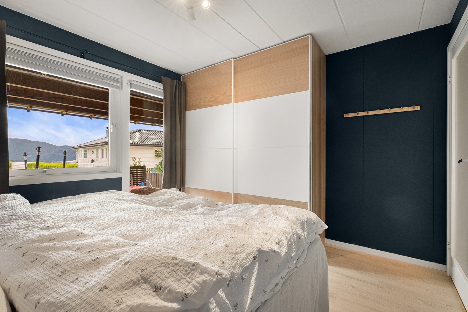 Stor skyvedørsgarderobe. Galleribilde