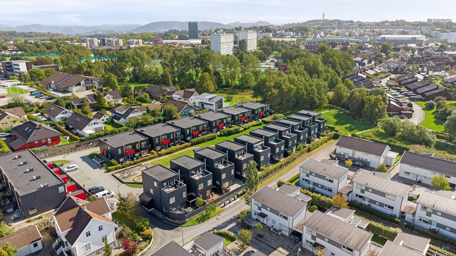 Herlige grøntareal på alle kanter og kun få min til alt en hverdag eller helg skal inneholde. Her er det bokvalitet på øverste hylle. Et fantastisk nabolag med trygge rammer for barna. Galleribilde