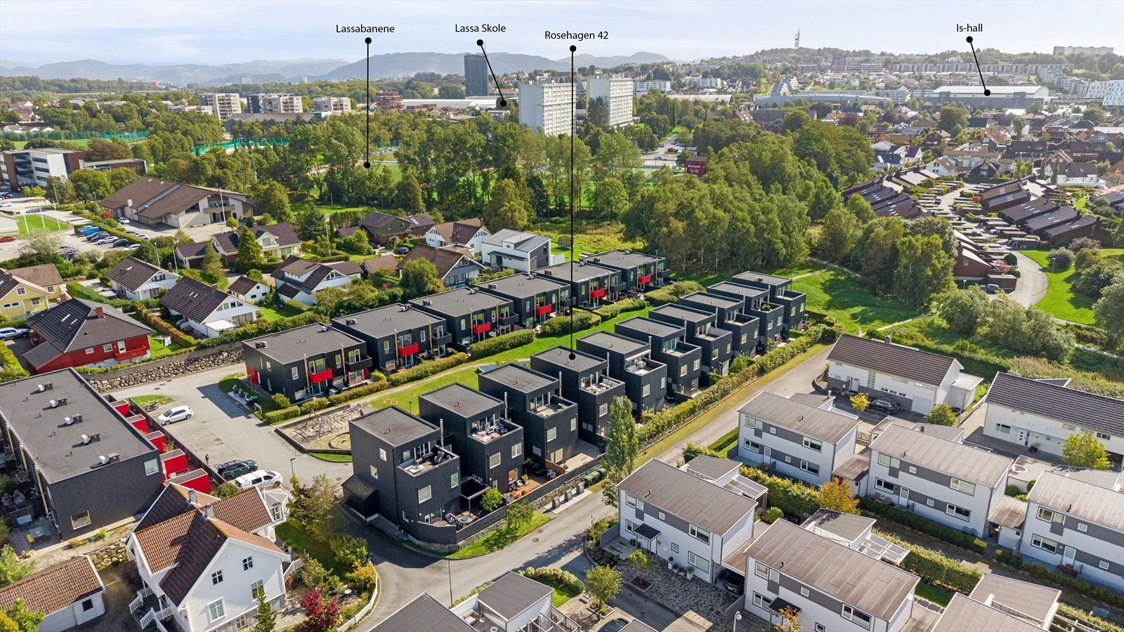 Et fantastisk nabolag med trygge rammer for barna. Herlige grøntareal på alle kanter og kun få min til alt en hverdag eller helg skal inneholde. Her er det bokvalitet på øverste hylle. Galleribilde