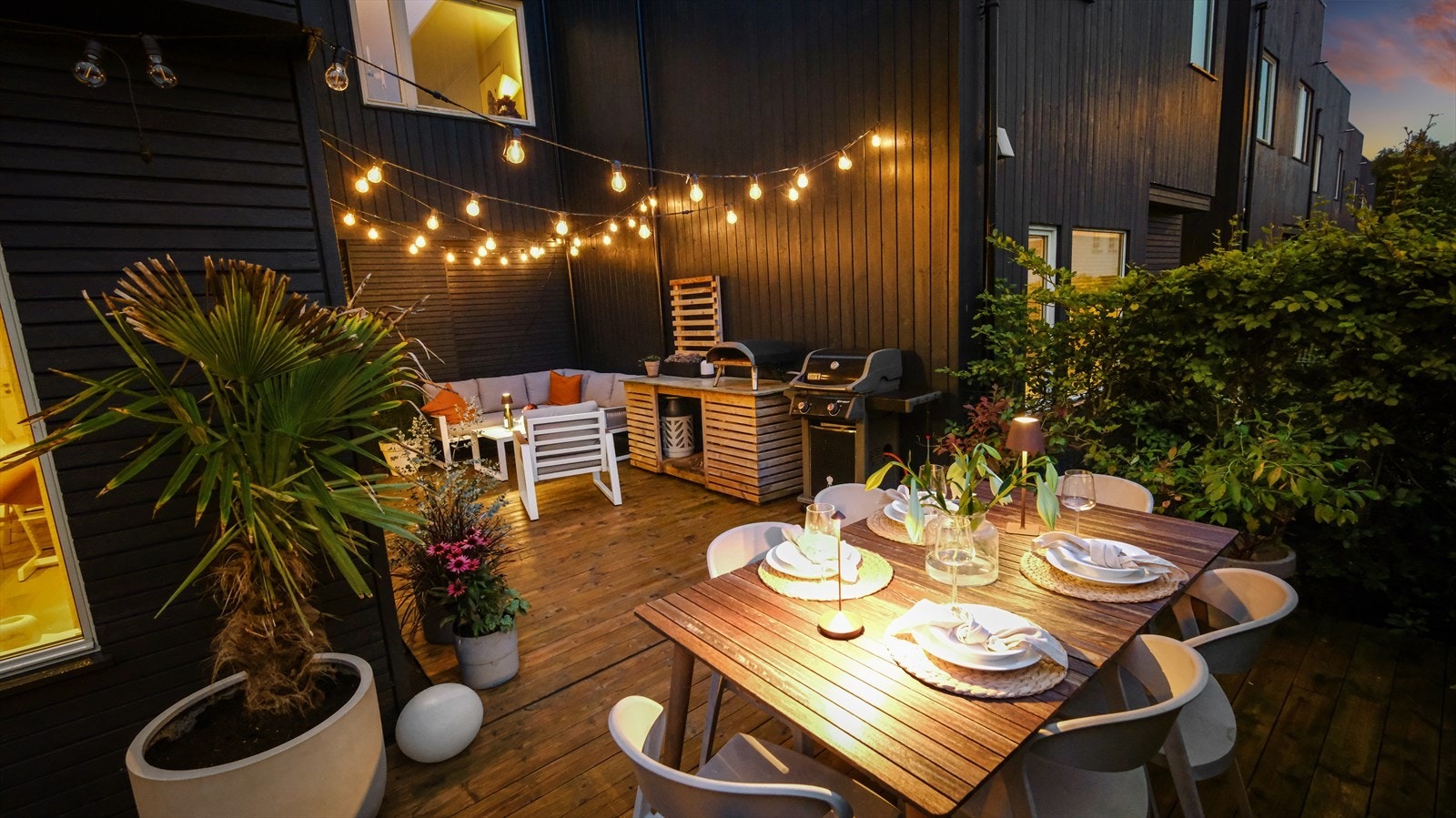 Perfekt for utekjøkken og sosial samling. Trygt for småbarn. Masse plass til langbord og sofagruppe. Skyvedør til carport gir trygge rammer, men enkel tilgang. Galleribilde