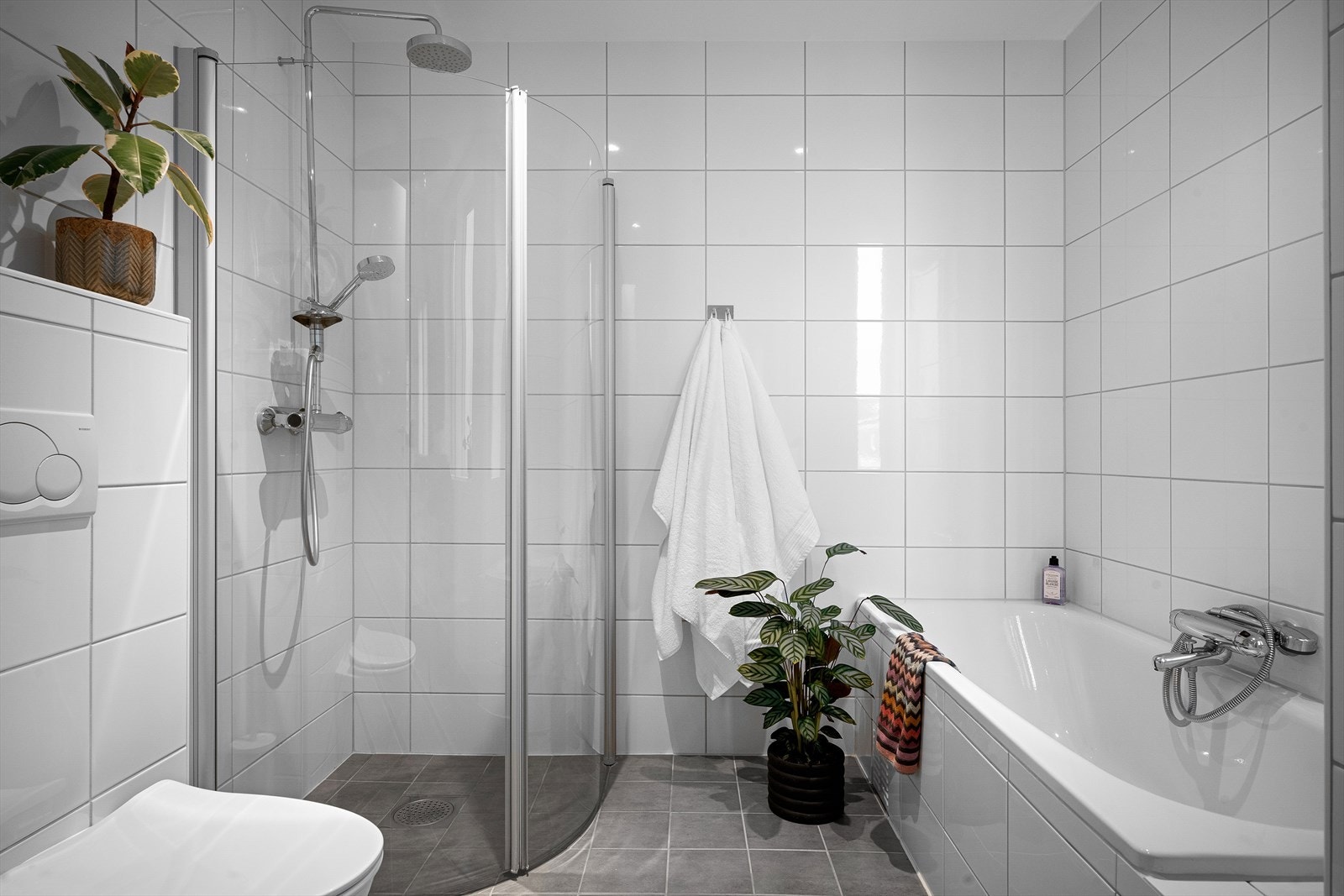 Tidløst og enkelt å tilføre eget interiør. Komplett med vannfallsdusj, håndholdt og badekar. Galleribilde